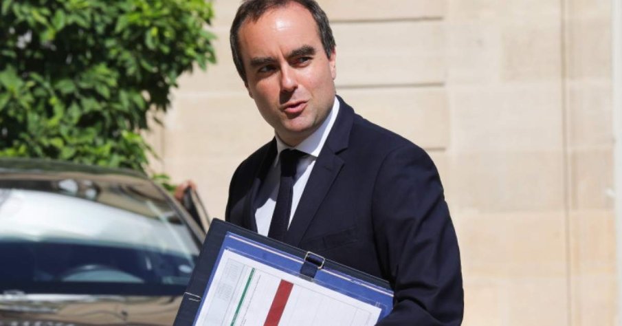 СЛЕД ПО-МАЛКО ОТ МЕСЕЦ ВЪВ ВЛАСТТА: Френският премиер подаде оставка