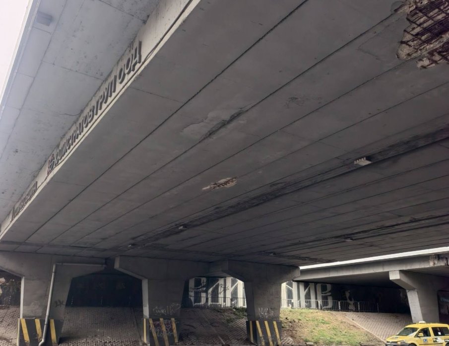 Парче бетон падна върху кола с 2-годишно дете в нея в София