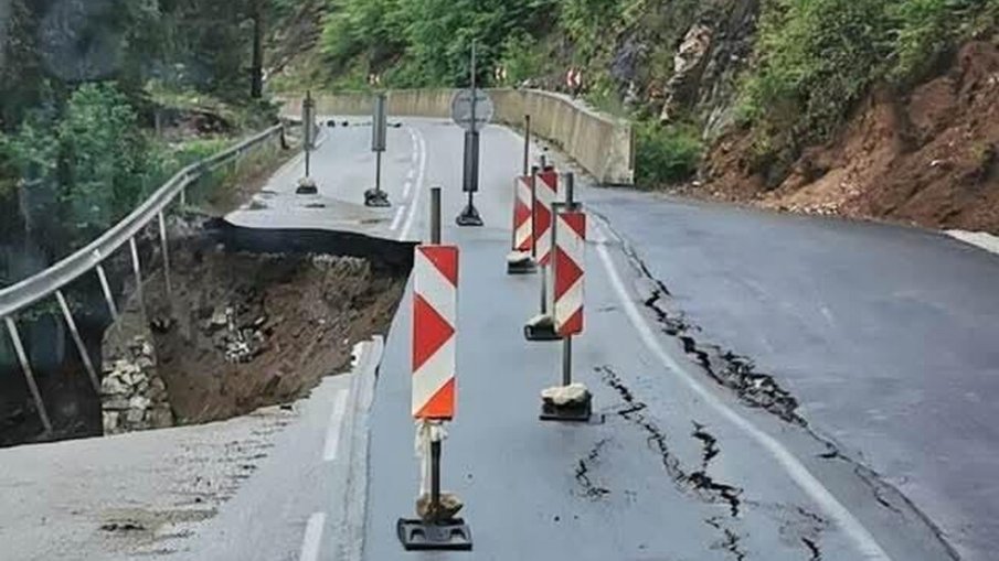 Заради валежите: Пропадна пътят към асеновградското село Косово