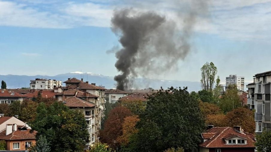 ОТ ПОСЛЕДНИТЕ МИНУТИ! Пожар лумна в центъра на София (ОБНОВЕНА)