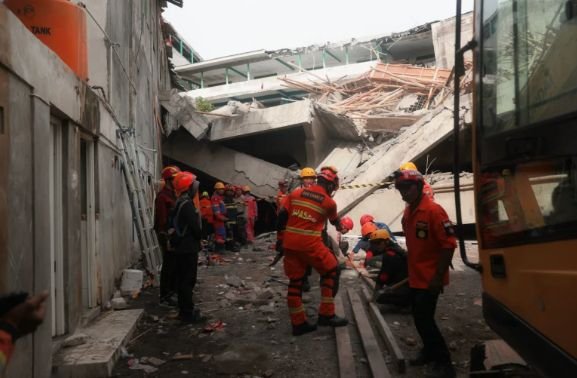 Броят на загиналите при срутването на училище в Индонезия нарасна до 36