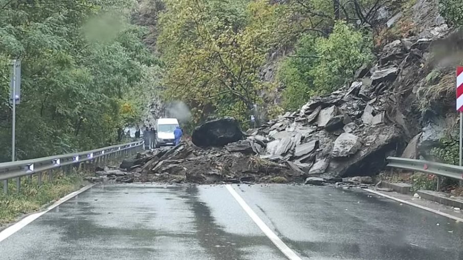Пуснаха за движение едната лента при свлачището над Асеновград