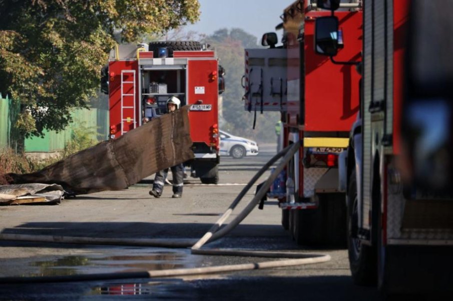 МВР разследва изгорелите камиони за смет, случаят се завръзва