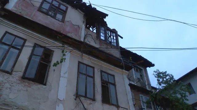 Заради проливния дъжд: Срути се част от къща във Велико Търново