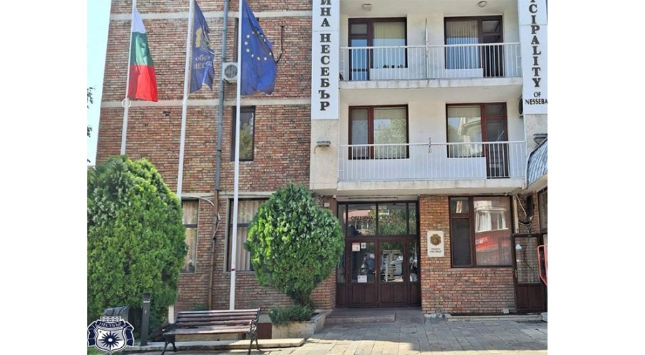 ОТ ПОСЛЕДНИТЕ МИНУТИ! Полиция и прокуратура нахлуха в Кадастъра и РДНСК - Бургас, униформени има и в Община Несебър (ОБНОВЕНА)