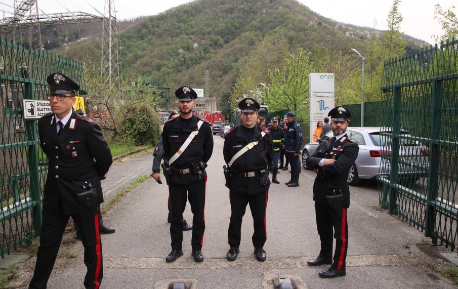 Трима полицаи загинаха, след като заплашени от изселване взривиха фермата си в Италия