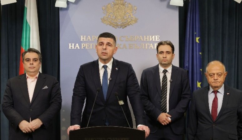 АЙДЕ, МОЛЯ ВИ СЕ! От каква камбанария тези гномове се мислят за последна инстанция? Некадърници, които не могат да си вържат връзките на обувките