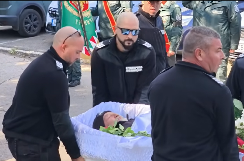 С военни почести и медал за храброст погребаха загиналия на Елените главен боцман Стефан Иванов