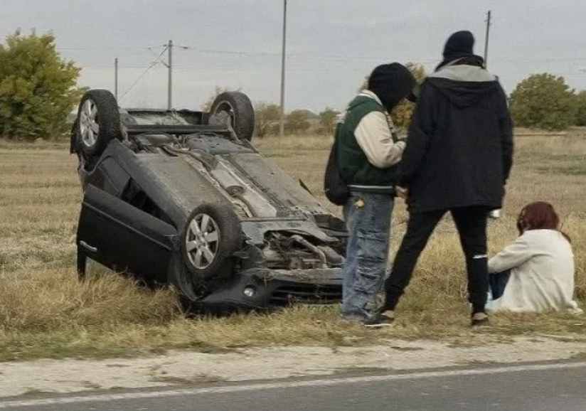 ЗЛОВЕЩА КАСКАДА! Обърнаха кола по таван на пътя Пловдив-Карлово