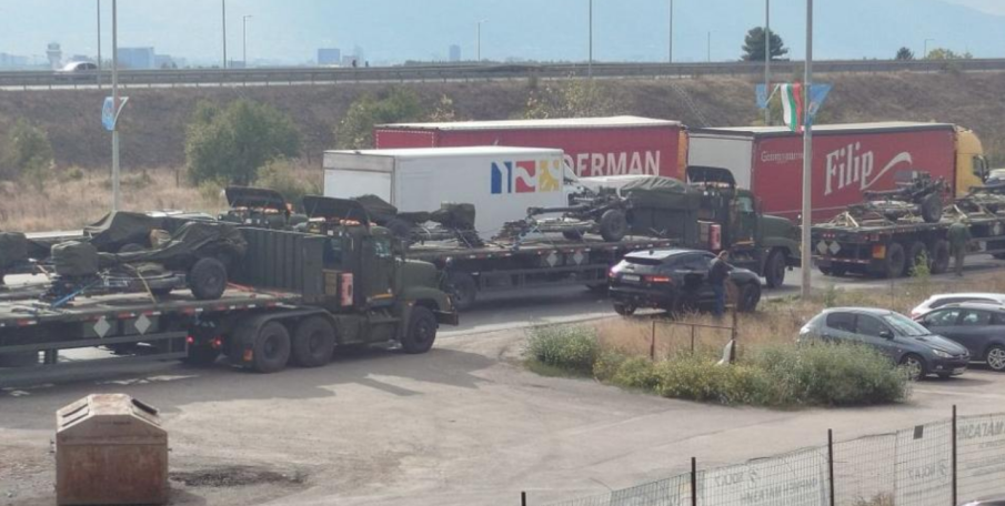 „Ягуар“ се сблъска с военен конвой на „Ботевградско шосе“ в София