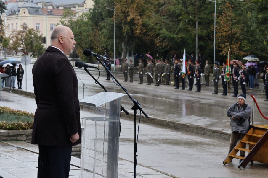 Премиерът Желязков обеща на военните 10% увеличение на заплатите (СНИМКИ)
