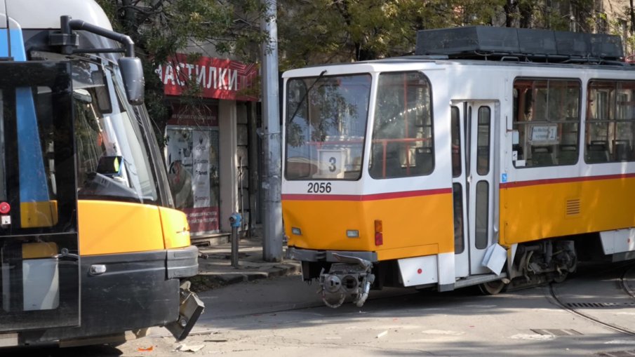 Два трамвая се удариха в района на Централна гара в София (СНИМКИ/ВИДЕО)
