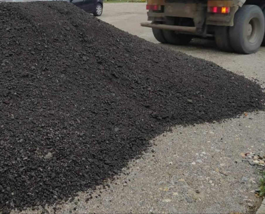 Тонове асфалт от магистрала Тракия изсипани край река Тунджа, граждани бият тревога