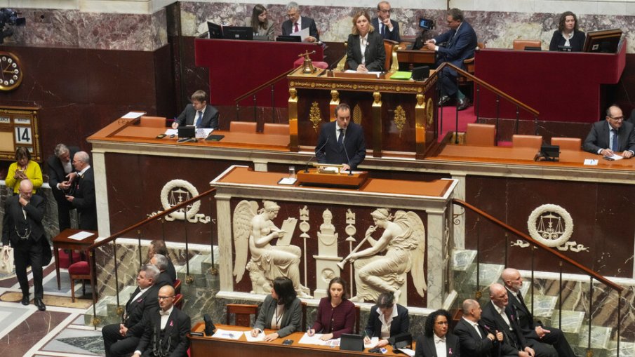 Гласуват два вота на недоверие срещу кабинета на Себастиан Льокорню