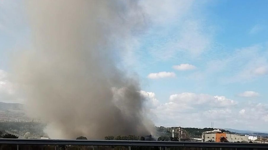 ОТ ПОСЛЕДНИТЕ МИНУТИ! Пожар лумна в промишлената зона на Перник