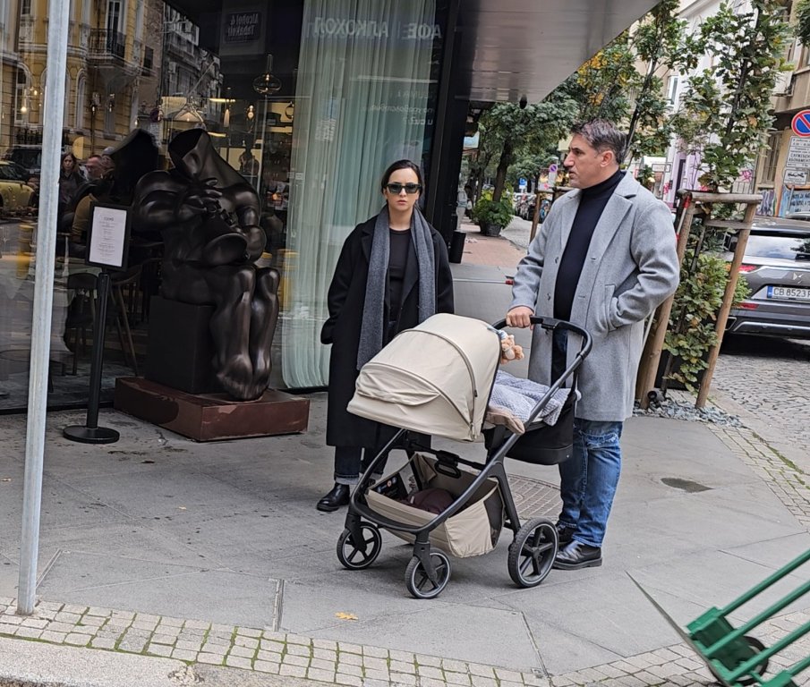 ЕКСКЛУЗИВНО В ПИК: Башар Рахал баща за пример: Изведе бебето на слънчева разходка (ПАПАРАШКИ СНИМКИ)