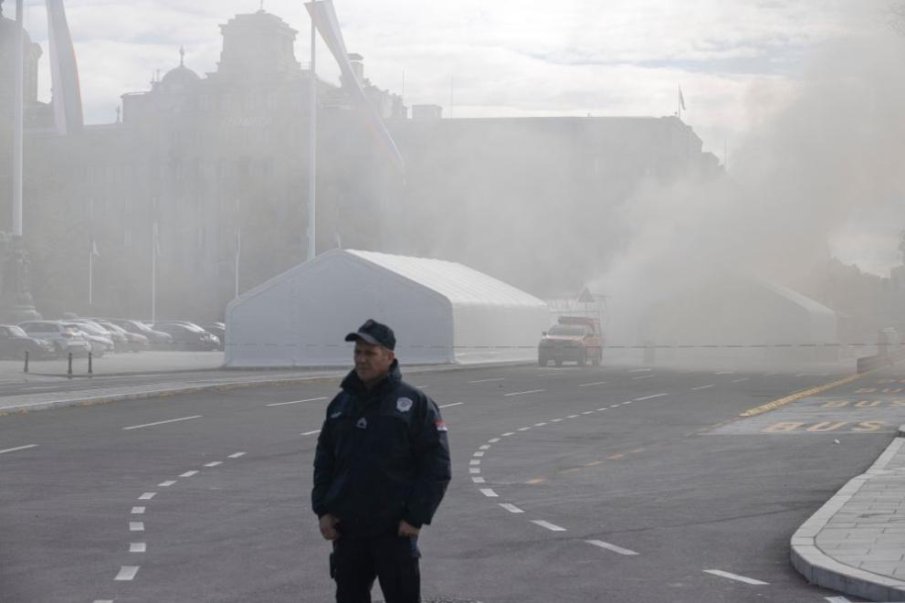 Стрелба и пожар пред парламента в Сърбия (СНИМКИ)