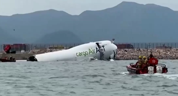 Самолет излезе от пистата и падна в морето на летището в Хонконг