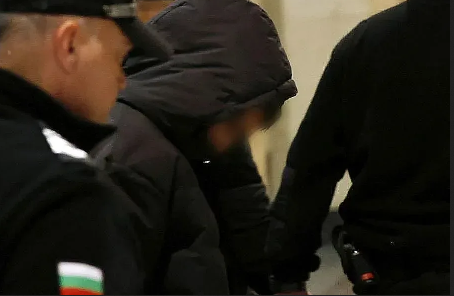 Съдът остави в ареста 15-годишния убиец, наръгал свой връстник в мола