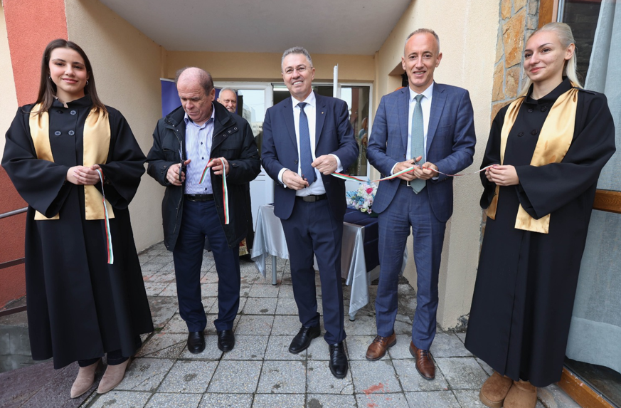 Министър Вълчев откри обновени общежития за 1200 студенти