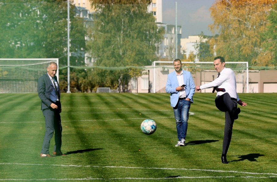 Министър Иван Пешев откри обновения футболен терен в НСА