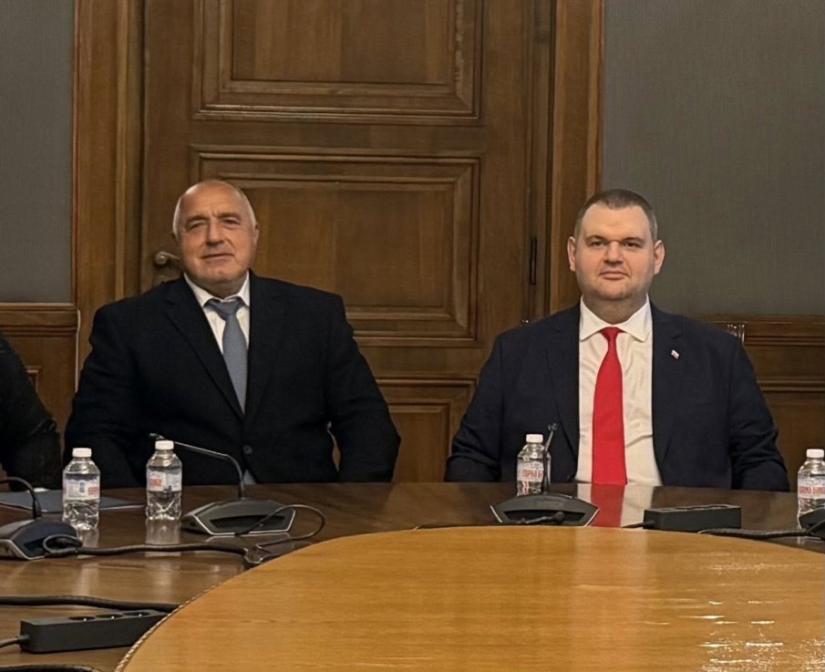 ИЗВЪНРЕДНА СРЕЩА В НС: ГЕРБ и ДПС-НОВО НАЧАЛО се договориха за пълен мандат на правителството (СНИМКИ)