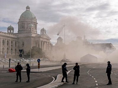 70-годишен пенсионер е задържан за стрелбата пред парламента в Сърбия
