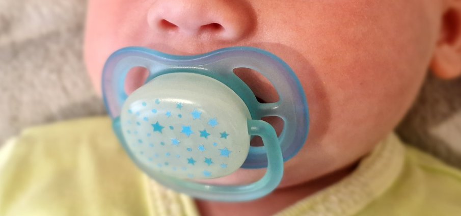 Опасен химикал, забавящ сексуалното развитие и причиняващ рак, е открит в биберони