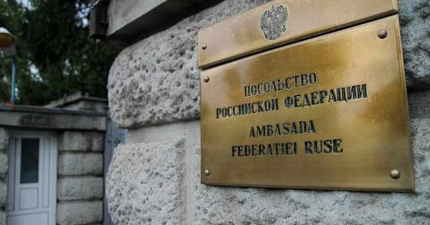 Мъж опита да нахлуе с кола в руското посолство в Букурещ