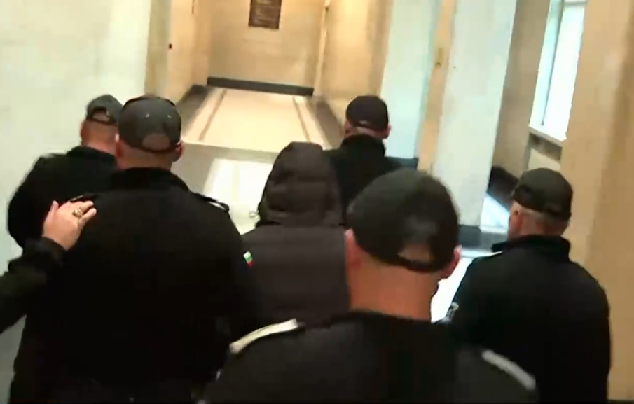 Линейка откара в болница задържания за убийството в мол - прилоша му в съда