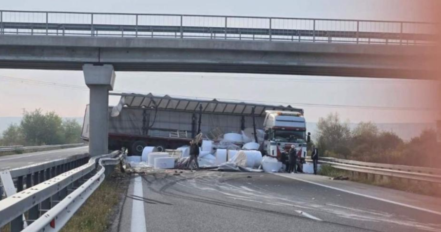 Тир с вдигнат кош удари мост на магистрала „Тракия“