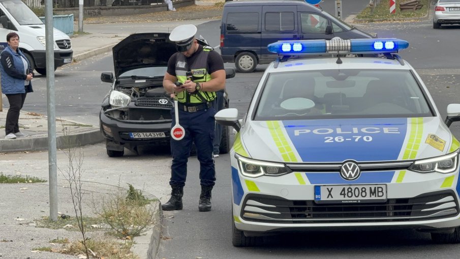 Джип удари автобус с деца в Хасково (СНИМКИ)