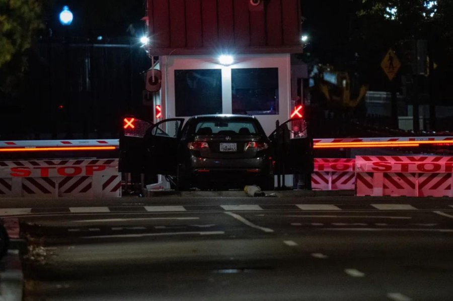 Шофьор се вряза в охранителната бариера на Белия дом (ВИДЕО)