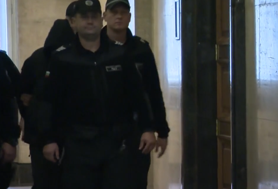 Прекъснаха съдебното заседание, на което се гледа мярката на 15-годишния, наръгал смъртоносно момче в мол