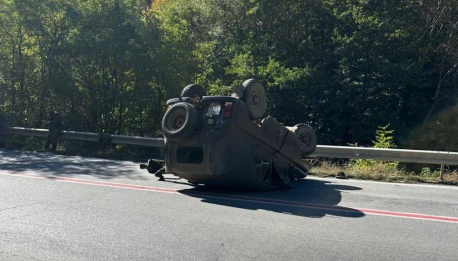 Военен джип се преобърна по таван в Прохода на Републиката (СНИМКА)