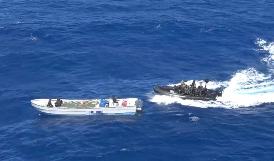 Екшън в Атлантическия океан: Задържаха лодка с 2,4 тона кокаин на борда