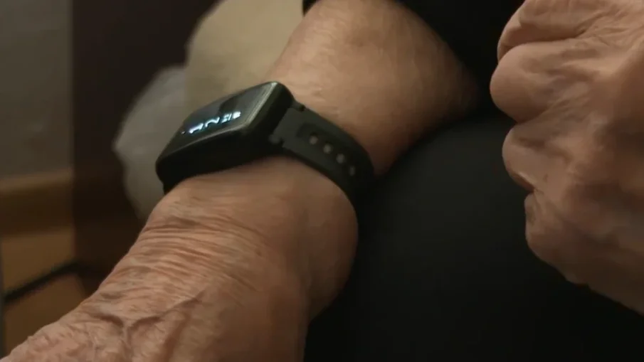 Умни гривни в помощ на възрастни хора в Кюстендил