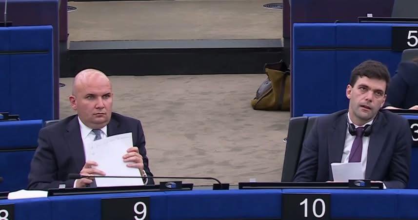 Една снимка, която казва повече от 1000 думи! Илхан Кючюк и Никола Минчев изглеждат като сварени картофи след мижавия интерес към акцията им в европарламента