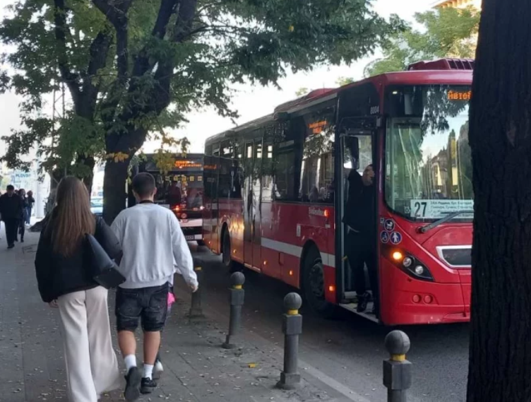 Два автобуса се натресоха на спирка в Пловдив, пътниците тръгнаха пеш