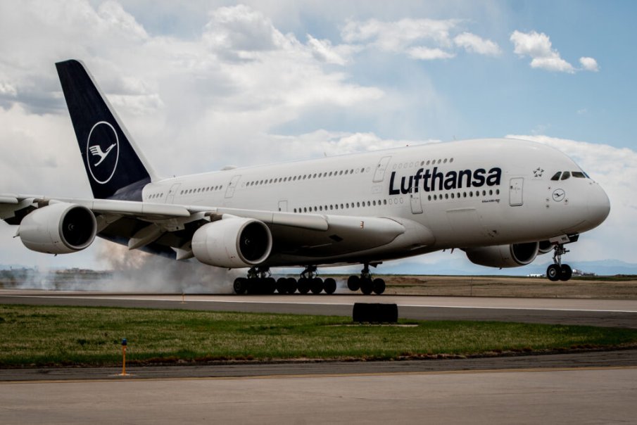 Индиец намушка двама тийнейджъри с вилица по време на полет за Франкфурт