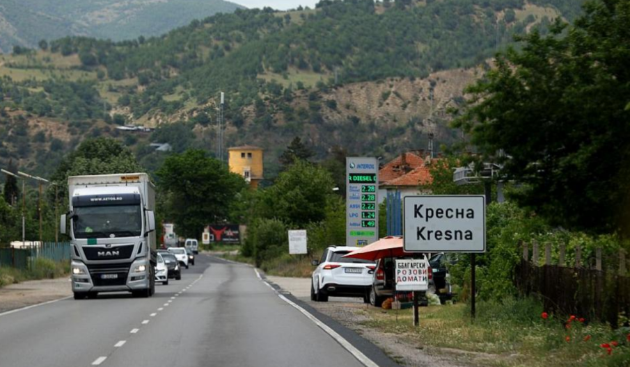 Възстановено е движението по пътя Благоевград - Кресна в района на Кривия тунел