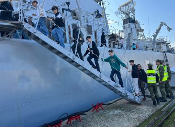 Бургаски ученици се запознаха с работата на Военноморските ни сили
