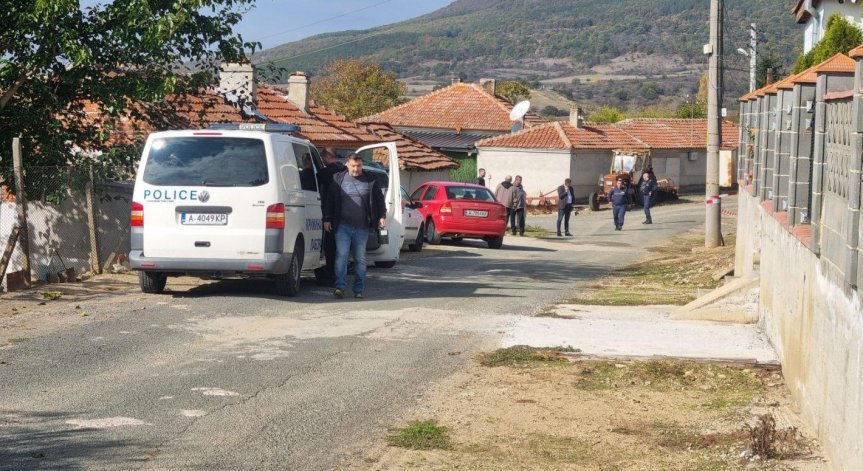 След тройното убийство в Люляково: Полицията претърсва частни домове за оръжия