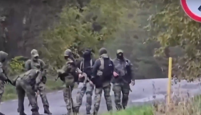 С покрити лица и открити оръжия: Руски сили се струпаха по границата с Естония