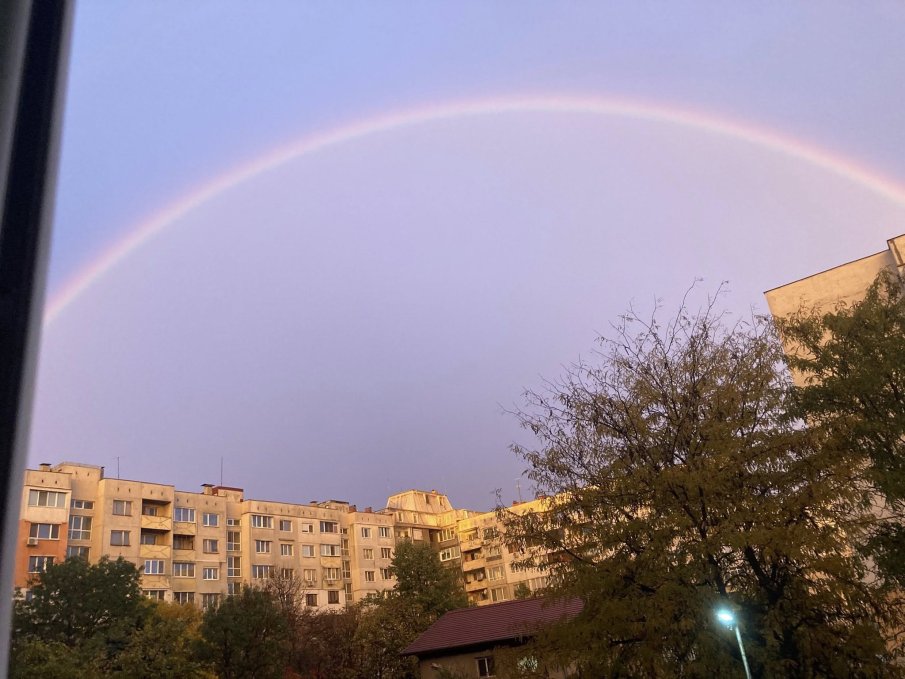 Златен изгрев и двойна дъга озари небето над София (СНИМКИ/ВИДЕО)