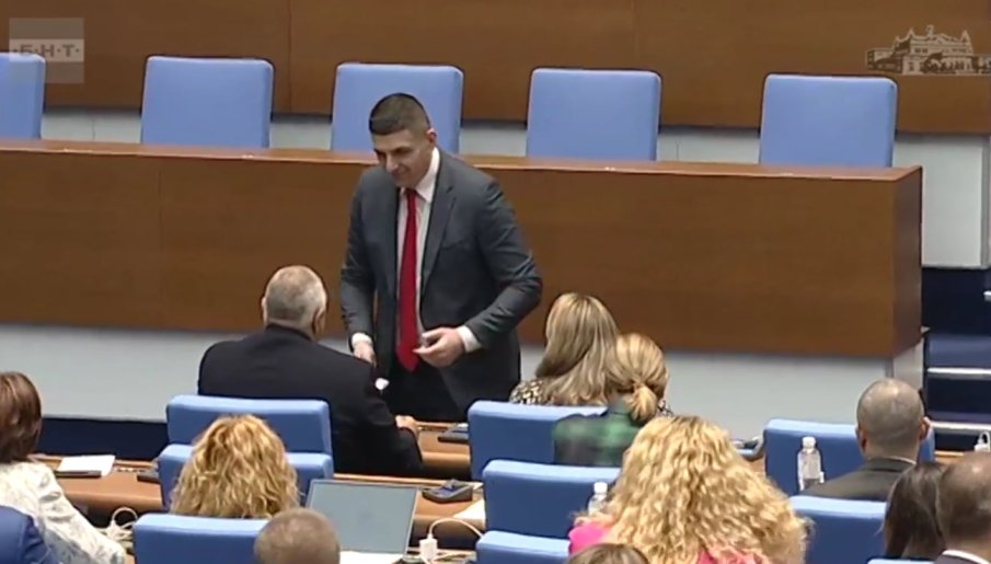 2 ГОДИНИ ПО-КЪСНО: Ефектът на бумеранга застигна авторите на санитарния кордон, а Мирчев се превърна в най-оборотното рекламно лице на Пеевски