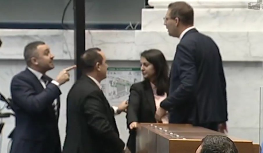 СТРАШЕН СКАНДАЛ! Възраждане си просят да бъдат изхвърлени от парламента - обиждат депутати и налитат на бой (ВИДЕО)