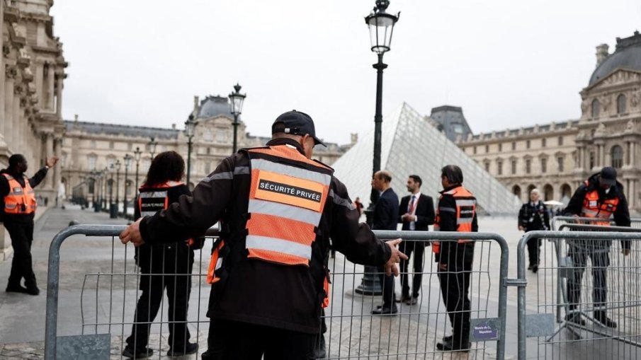ПО ГОРЕЩИ СЛЕДИ: Служител на музея е съучастник на крадците в Лувъра