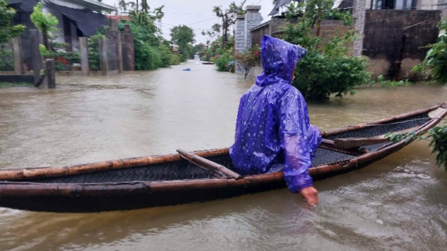 Хиляди виетнамци бяха евакуирани евакуирани след рекордни валежи във Виетнам