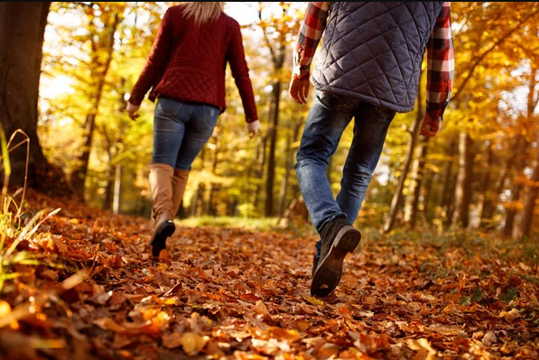 Как една 15-минутна разходка без прекъсвания подобрява сърдечното здраве